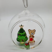 Lade das Bild in den Galerie-Viewer, SWAROVSKI Weihnachtskugel Weihnachtsszene Teddybär 5533942