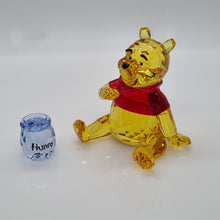 Lade das Bild in den Galerie-Viewer, SWAROVSKI Disney Winnie Puuh mit Honigtopf 1142889