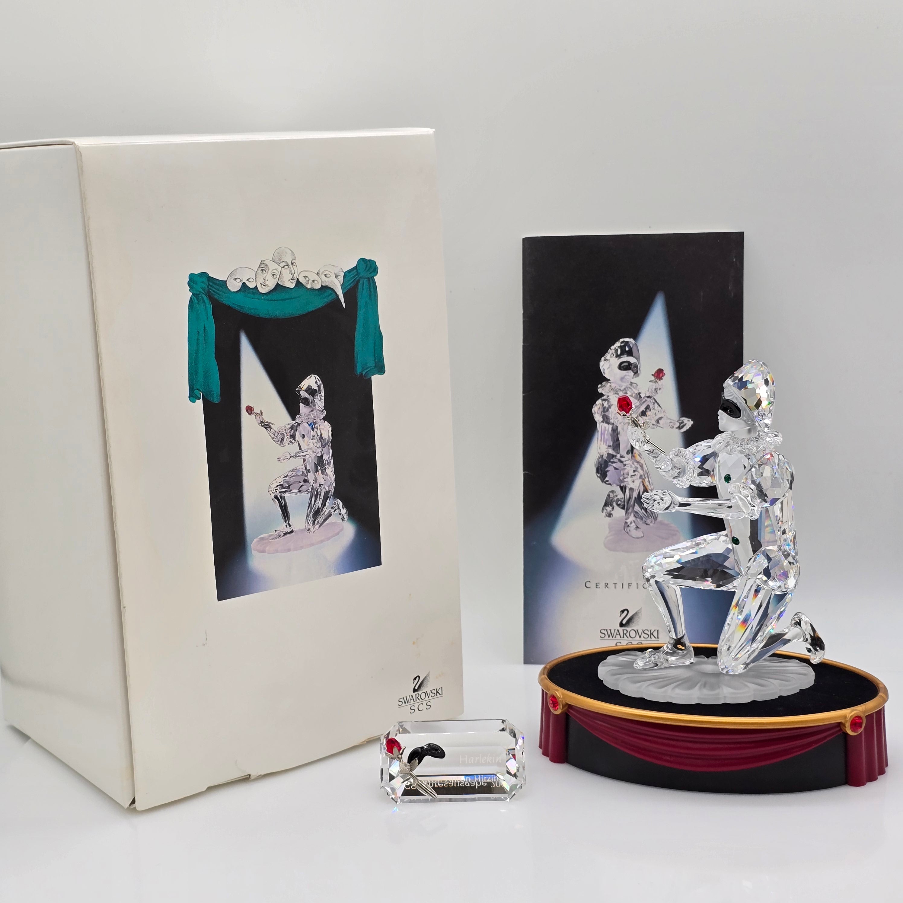 SWAROVSKI SCS Jahresfigur 2001 Harlekin mit Namenschild und Gratis-Sockel 254044