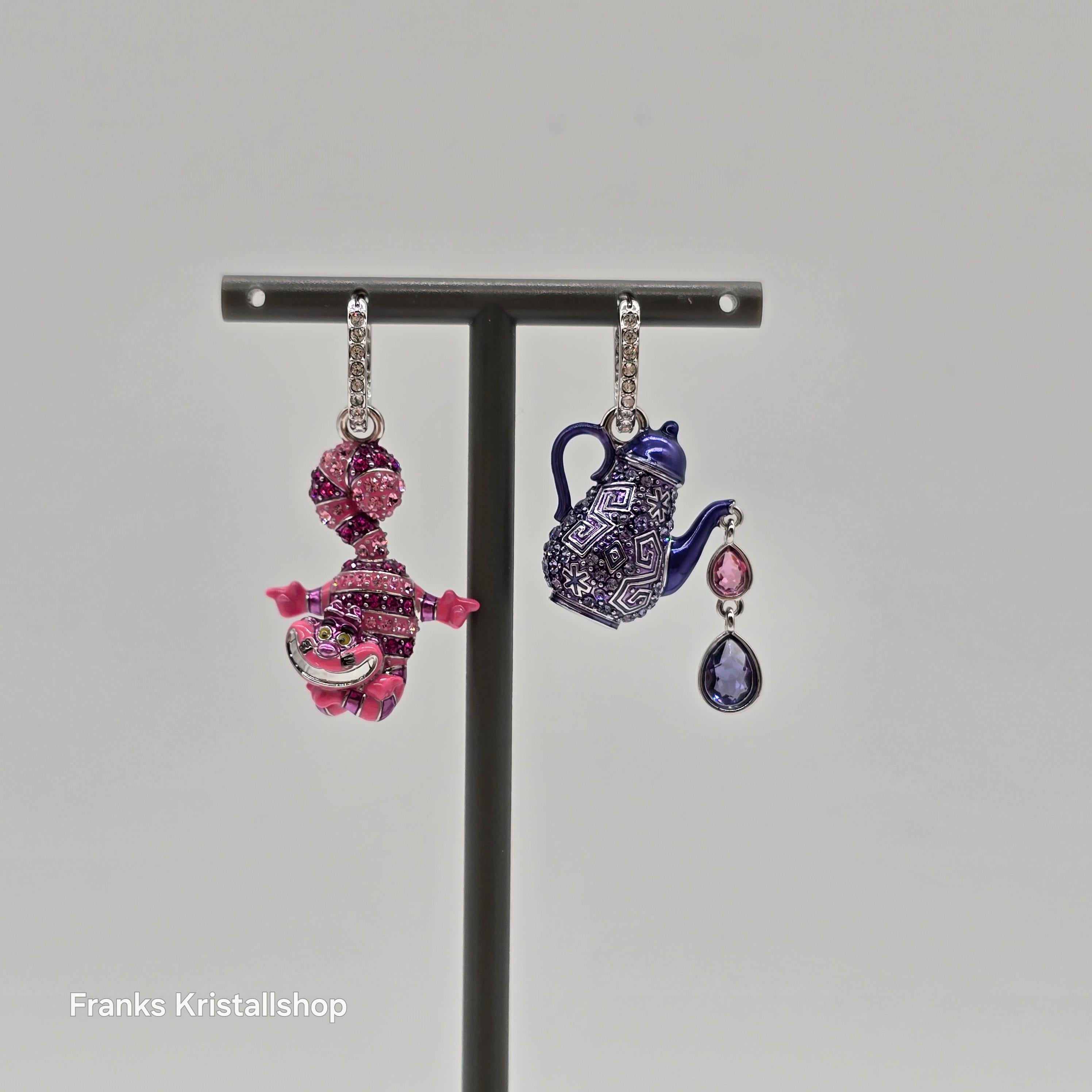 SWAROVSKI Alice in Wonderland Drop-Ohrhänger Katze und Teekanne, Mehrfarbig, Rhodiniert 5682806