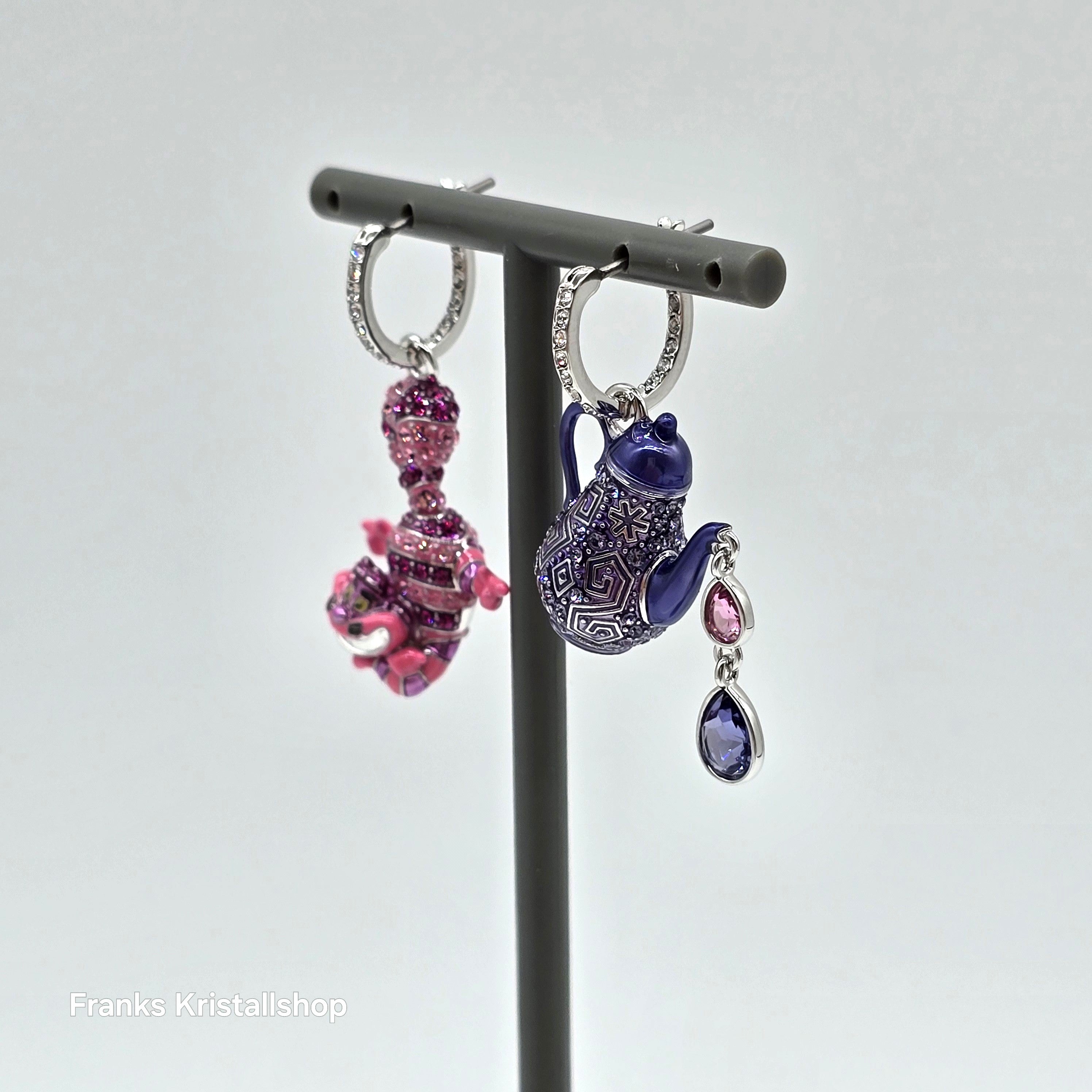 SWAROVSKI Alice in Wonderland Drop-Ohrhänger Katze und Teekanne, Mehrfarbig, Rhodiniert 5682806