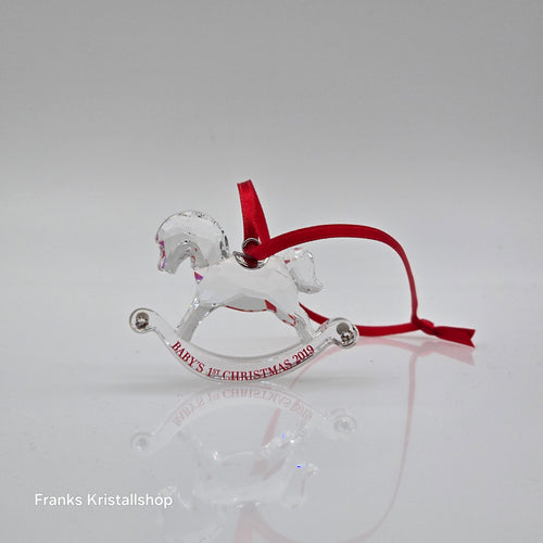 SWAROVSKI Babys Erstes Weihnachtsornament 2019 Schaukelpferd 5439947