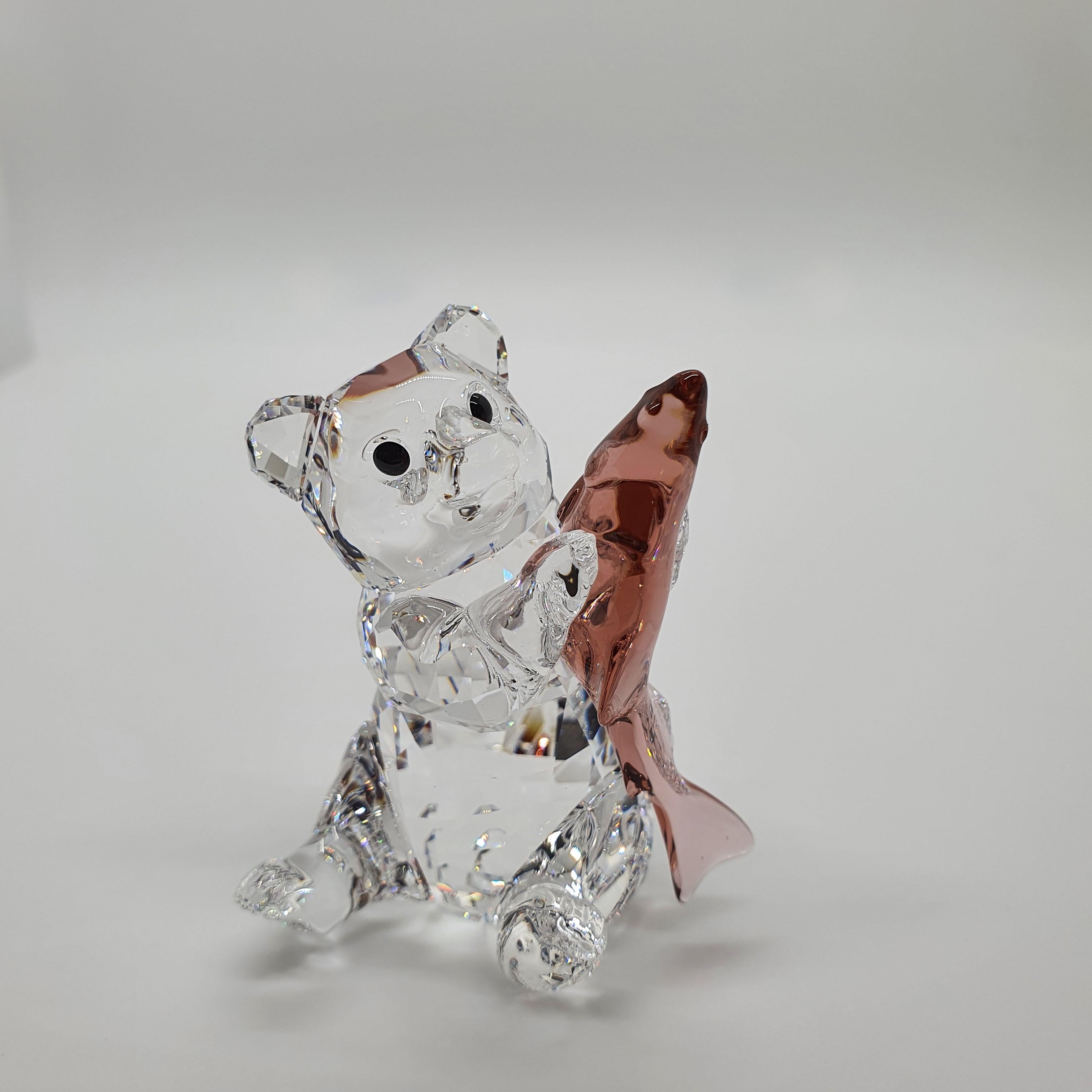 SWAROVSKI Rare Encounters Bär mit Fisch 5698504