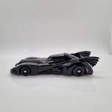 Lade das Bild in den Galerie-Viewer, SWAROVSKI Batmobil DC Comics 5492733
