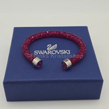 Lade das Bild in den Galerie-Viewer, SWAROVSKI Crystaldust Armreif Größe S Fuchsia 5292439
