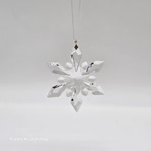 Lade das Bild in den Galerie-Viewer, SWAROVSKI Weihnachtsstern 2024 Exclusive Schneeflocke Ornament 5658020
