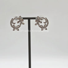 Lade das Bild in den Galerie-Viewer, SWAROVSKI Flower Ohrstecker Weiß, Rhodiniert 5023083 oU
