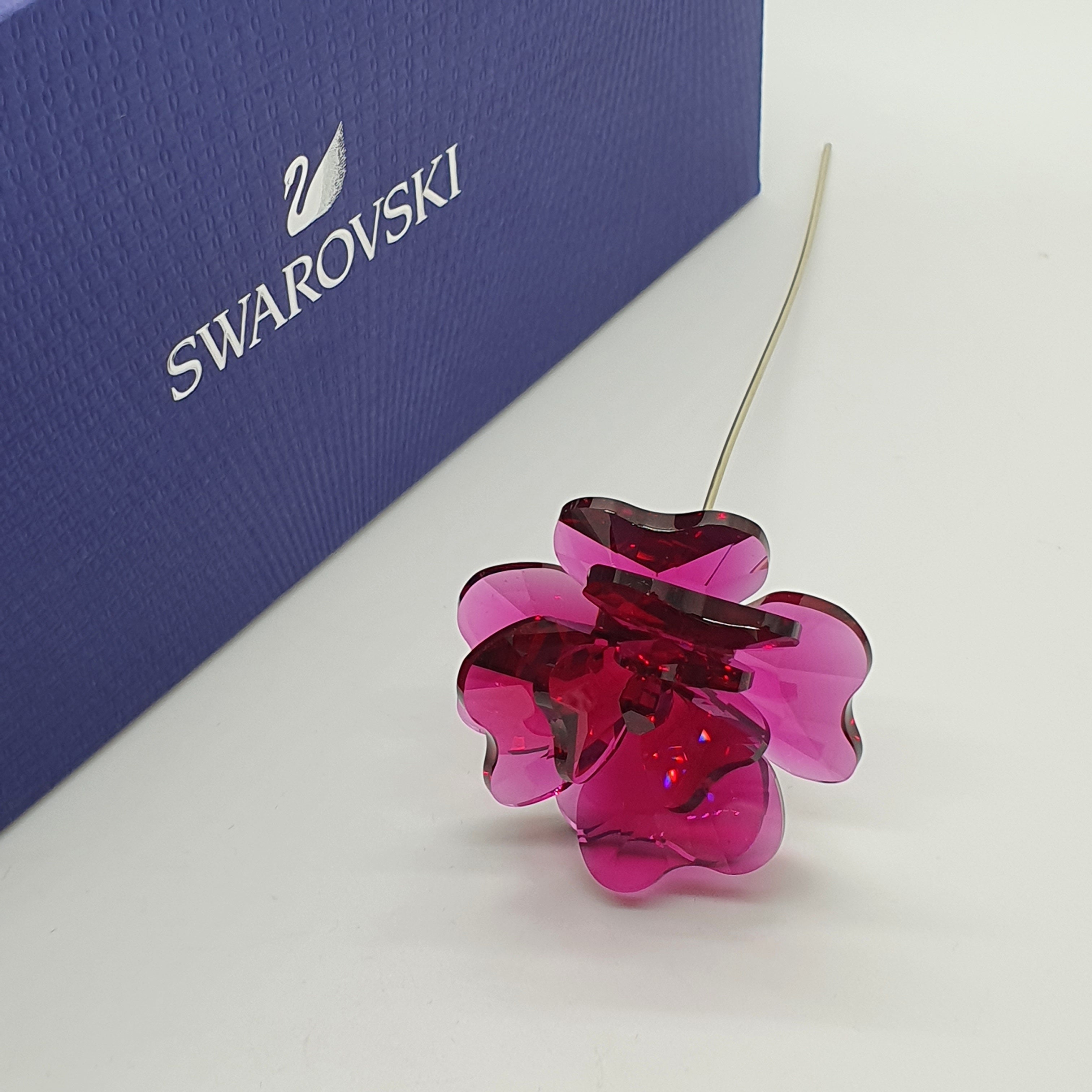 Swarovski Garden Tales ローズ Be enamored with our Garden Tales Rose. Its deep pink petals are