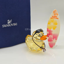 Lade das Bild in den Galerie-Viewer, SWAROVSKI Happy Duck Sunny Steve mit Surfbrett 1096743
