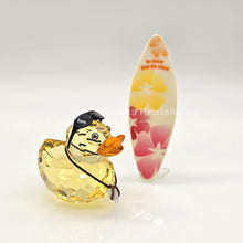 Lade das Bild in den Galerie-Viewer, SWAROVSKI Happy Duck Sunny Steve mit Surfbrett 1096743
