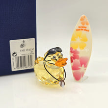 Lade das Bild in den Galerie-Viewer, SWAROVSKI Happy Duck Sunny Steve mit Surfbrett 1096743
