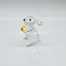 Lade das Bild in den Galerie-Viewer, SWAROVSKI Hase mit gelbem Osterei 5274174

