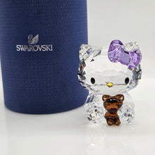 Lade das Bild in den Galerie-Viewer, SWAROVSKI Hello Kitty mit Teddy Bär 1096879 o.E.
