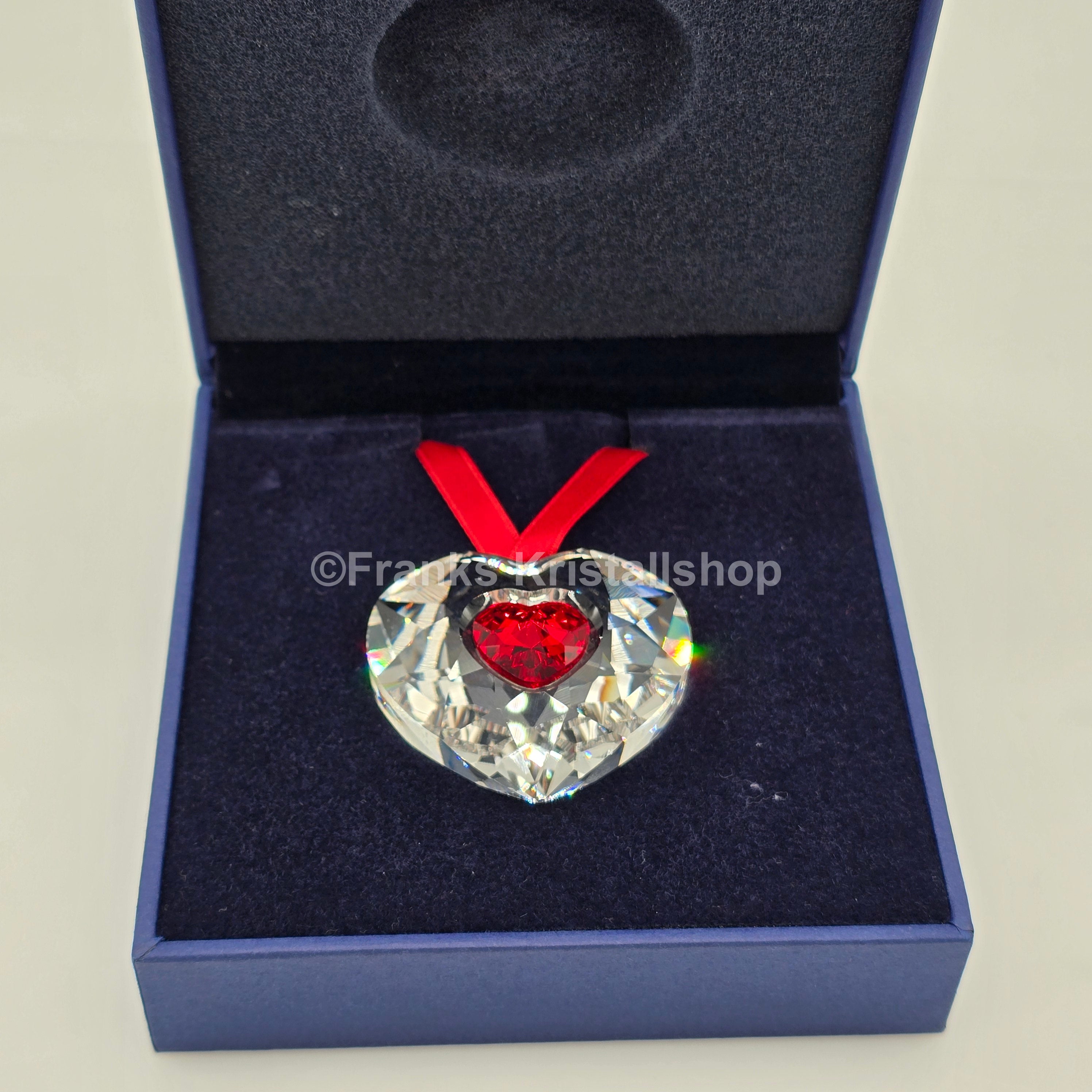 SWAROVSKI Herz Jahresherz 2004 Ornament 629510 Rotes Band