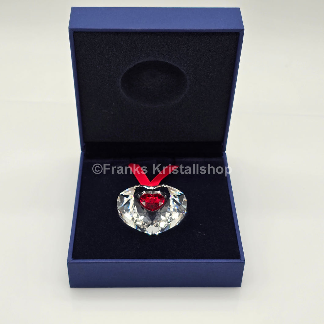 SWAROVSKI Herz Jahresherz 2004 Ornament 629510 Rotes Band