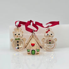 Lade das Bild in den Galerie-Viewer, SWAROVSKI Holiday Cheers Lebkuchen Ornament Set 5701511
