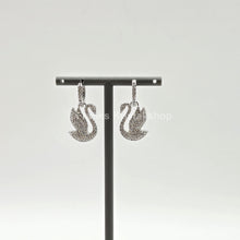 Lade das Bild in den Galerie-Viewer, SWAROVSKI Iconic Swan Ohrringe Schwan, Weiß, Rhodiniert 5689694
