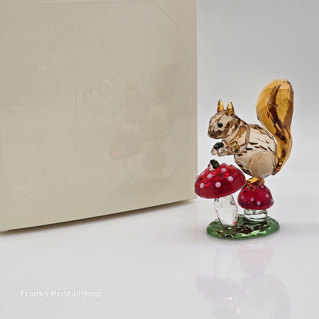 SWAROVSKI Idyllia Eichhörnchen und Pilze 5684343