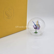 Lade das Bild in den Galerie-Viewer, Swarovski Idyllia Glaskugel Schmetterling und Blume 5721543
