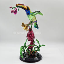 Lade das Bild in den Galerie-Viewer, SWAROVSKI Idyllia Tukan und Drachenfrucht Totem Limitierte Ausgabe 5688469
