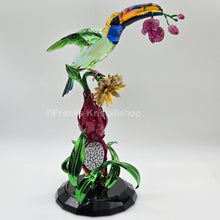 Lade das Bild in den Galerie-Viewer, SWAROVSKI Idyllia Tukan und Drachenfrucht Totem Limitierte Ausgabe 5688469
