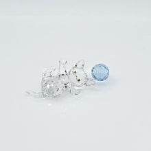 Lade das Bild in den Galerie-Viewer, SWAROVSKI Kätzchen Katze liegend mit blauem Wollknäuel 631857
