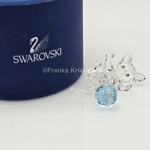 Lade das Bild in den Galerie-Viewer, SWAROVSKI Kätzchen Katze liegend mit blauem Wollknäuel 631857
