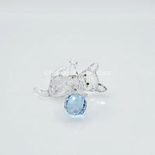 Lade das Bild in den Galerie-Viewer, SWAROVSKI Kätzchen Katze liegend mit blauem Wollknäuel 631857
