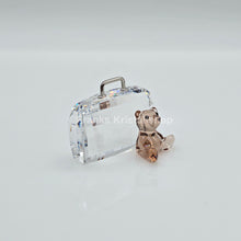 Lade das Bild in den Galerie-Viewer, SWAROVSKI Kartenhalter Teddybär Koffer Kris 296338
