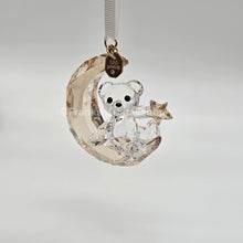 Lade das Bild in den Galerie-Viewer, SWAROVSKI Kris Bär Weihnachten 2025 SCS Jahresausgabe Mond Ornament 5701830
