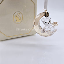 Lade das Bild in den Galerie-Viewer, SWAROVSKI Kris Bär Weihnachten 2025 SCS Jahresausgabe Mond Ornament 5701830
