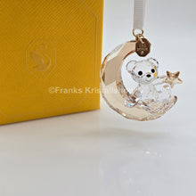 Lade das Bild in den Galerie-Viewer, SWAROVSKI Kris Bär Weihnachten 2025 SCS Jahresausgabe Mond Ornament 5701830
