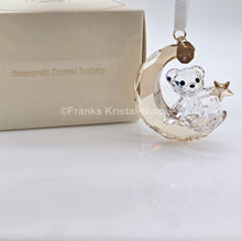 Lade das Bild in den Galerie-Viewer, SWAROVSKI Kris Bär Weihnachten 2025 SCS Jahresausgabe Mond Ornament 5701830

