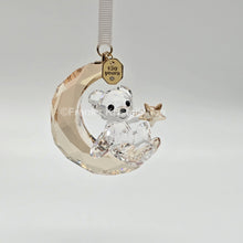 Lade das Bild in den Galerie-Viewer, SWAROVSKI Kris Bär Weihnachten 2025 SCS Jahresausgabe Mond Ornament 5701830

