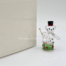 Lade das Bild in den Galerie-Viewer, SWAROVSKI Kris Bär Weihnachten 2025 Auf Trommel Festtage 5701510
