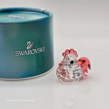 Lade das Bild in den Galerie-Viewer, SWAROVSKI Lovlots - Zodiak Ko Ko der Hahn 5004620
