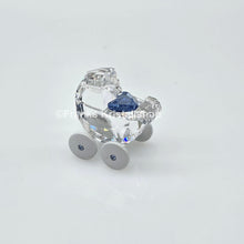 Lade das Bild in den Galerie-Viewer, SWAROVSKI Memories Kinderwagen Ein Junge Blau 5136921 oU
