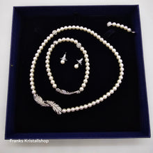 Lade das Bild in den Galerie-Viewer, SWAROVSKI Nice Feder Schmuckset Perlen Ohrstecker Collier Armband Weiß Rhodiniert oU
