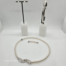 Lade das Bild in den Galerie-Viewer, SWAROVSKI Nice Feder Schmuckset Perlen Ohrstecker Collier Armband Weiß Rhodiniert oU
