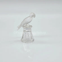 Lade das Bild in den Galerie-Viewer, SWAROVSKI Papagei auf Fingerhut 012005 oE

