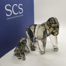 Lade das Bild in den Galerie-Viewer, SWAROVSKI SCS Jahresfigur 2009 Die Gorillas 952504 oU
