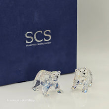 Lade das Bild in den Galerie-Viewer, SWAROVSKI SCS Jahresfigur 2011 Junge Eisbären klar zur Jahresfigur Siku 1079156
