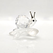 Lade das Bild in den Galerie-Viewer, SWAROVSKI Schnecke auf Blatt Weinblatt 196501
