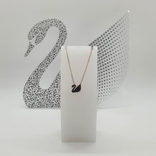 Lade das Bild in den Galerie-Viewer, SWAROVSKI Iconic Swan Halskette Schwan Klein Schwarz Roségold-Legierungsschicht 5204133
