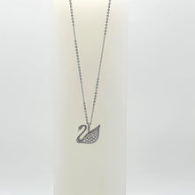 Lade das Bild in den Galerie-Viewer, SWAROVSKI Iconic Swan Halskette Weiß, Rhodiniert 5411791
