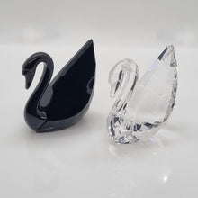 Lade das Bild in den Galerie-Viewer, SWAROVSKI Soulmates Schwäne, Crystal und Jet 5075864 oU
