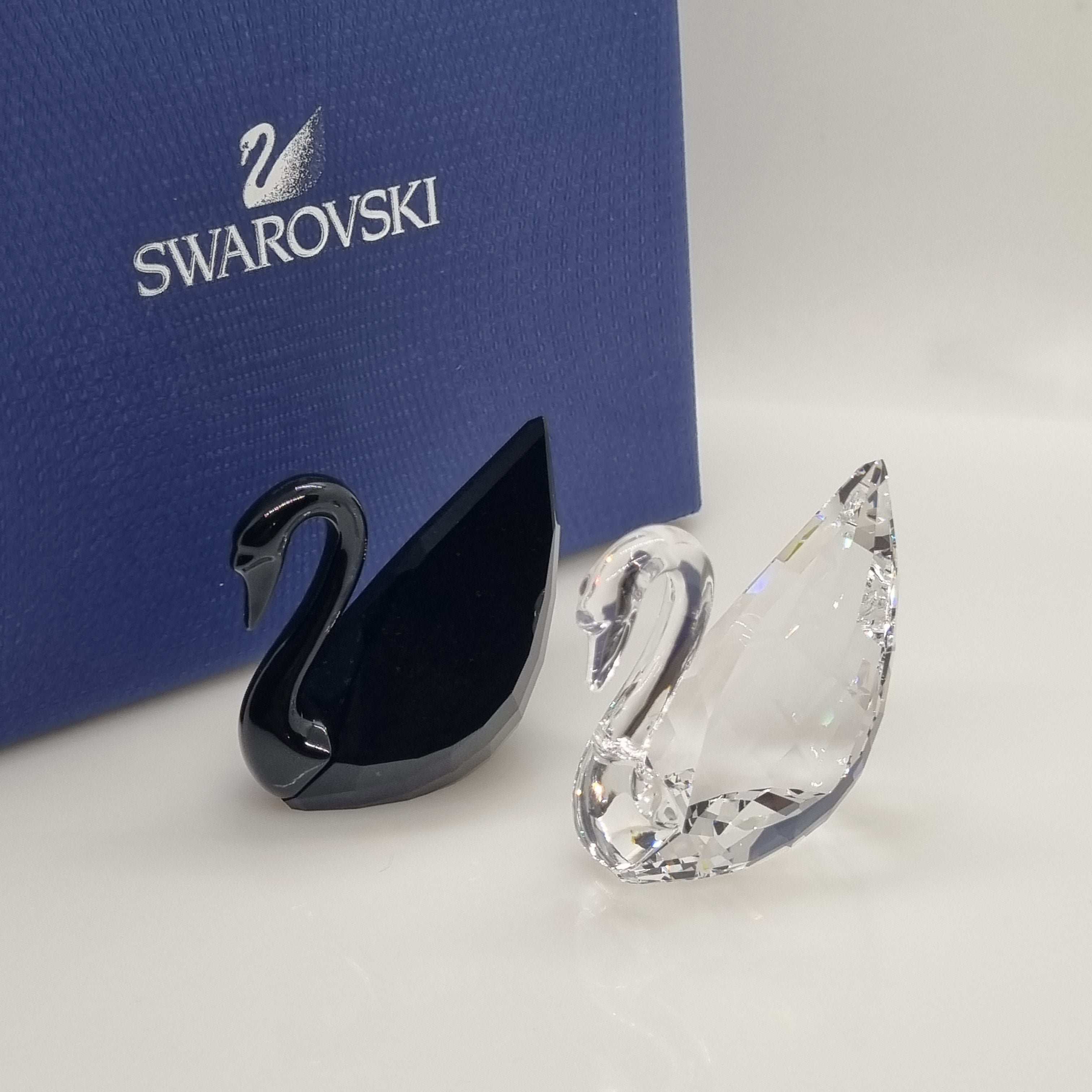 SWAROVSKI Soulmates Schwäne, Crystal und Jet 5075864 oU