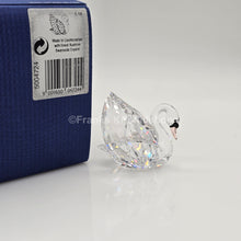 Lade das Bild in den Galerie-Viewer, SWAROVSKI Schwan mittel Gefiederte Schönheiten 5004724
