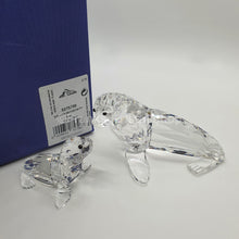 Lade das Bild in den Galerie-Viewer, SWAROVSKI Seelöwen Mutter mit Baby 5275796
