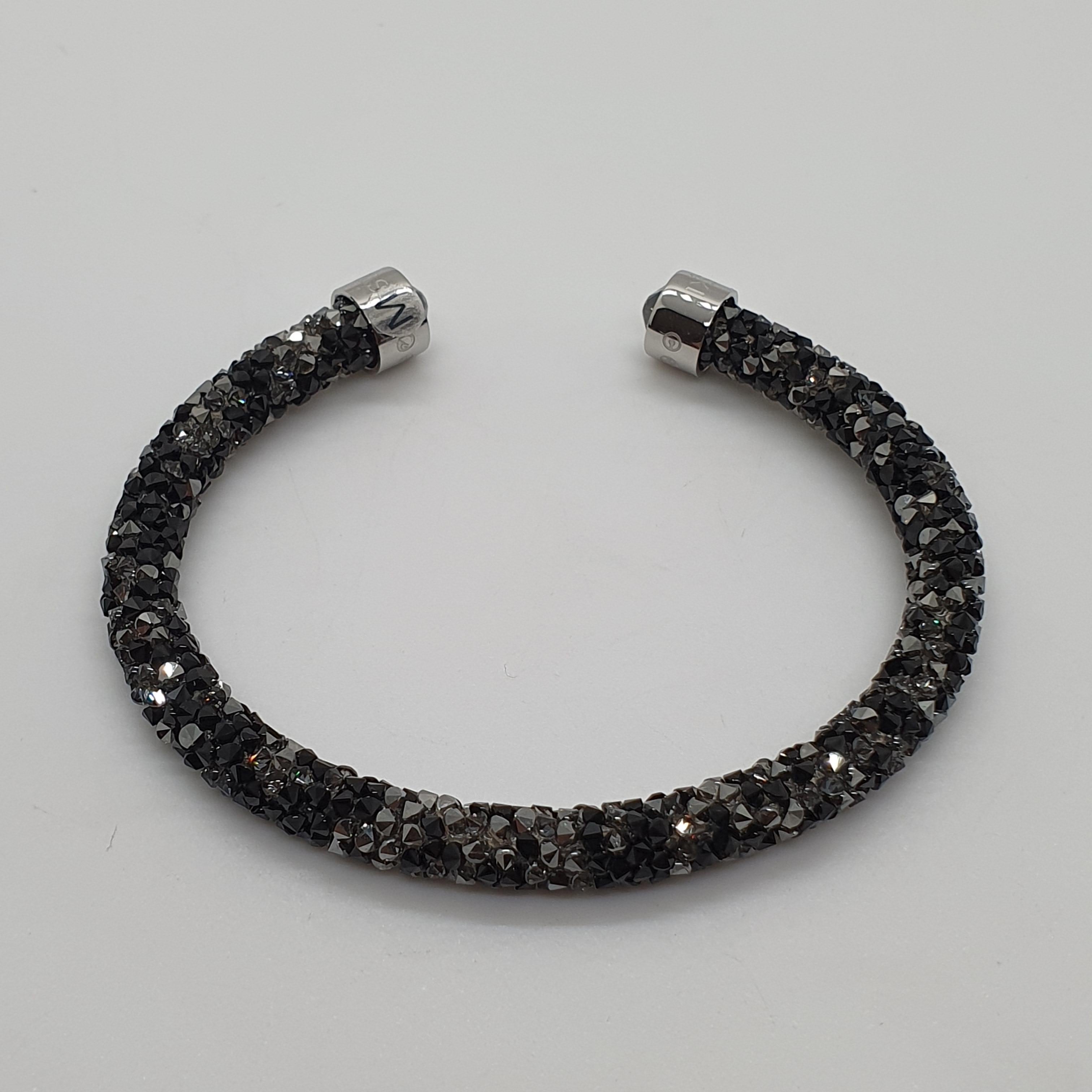 SWAROVSKI Crystaldust Armreif Größe M Schwarz Dunkelgrau 5250065 oU